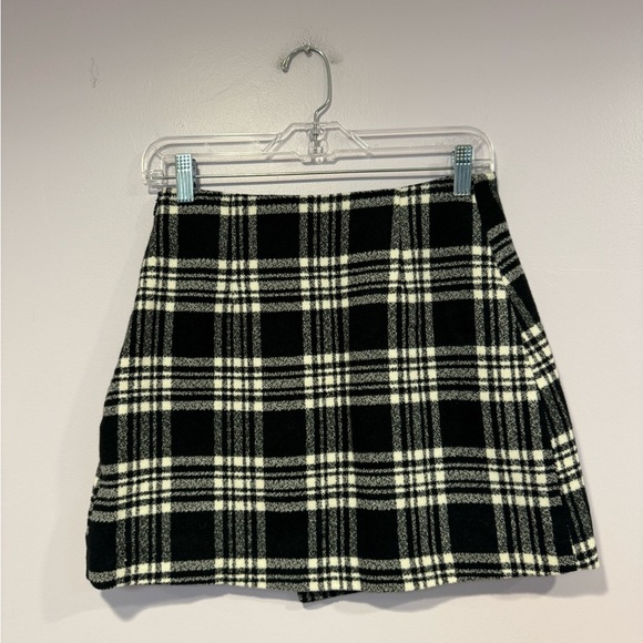 Black and white plaid Abercrombie and Fitch mini skirt - Picture 3 of 3